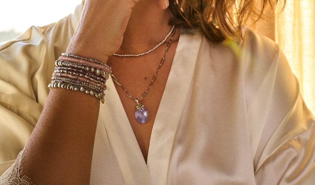 Aan welke pols draag je een amethist armband?