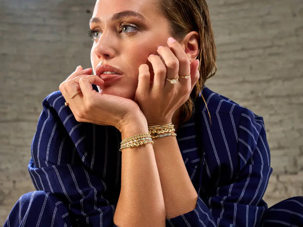 Close-up van sieraden mixen met gouden en zilveren armbanden gecombineerd met kleursteen.