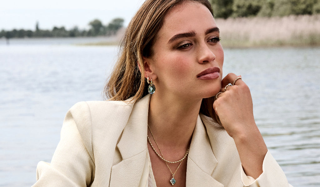 Welke oorbellen draag je bij een kralenketting?