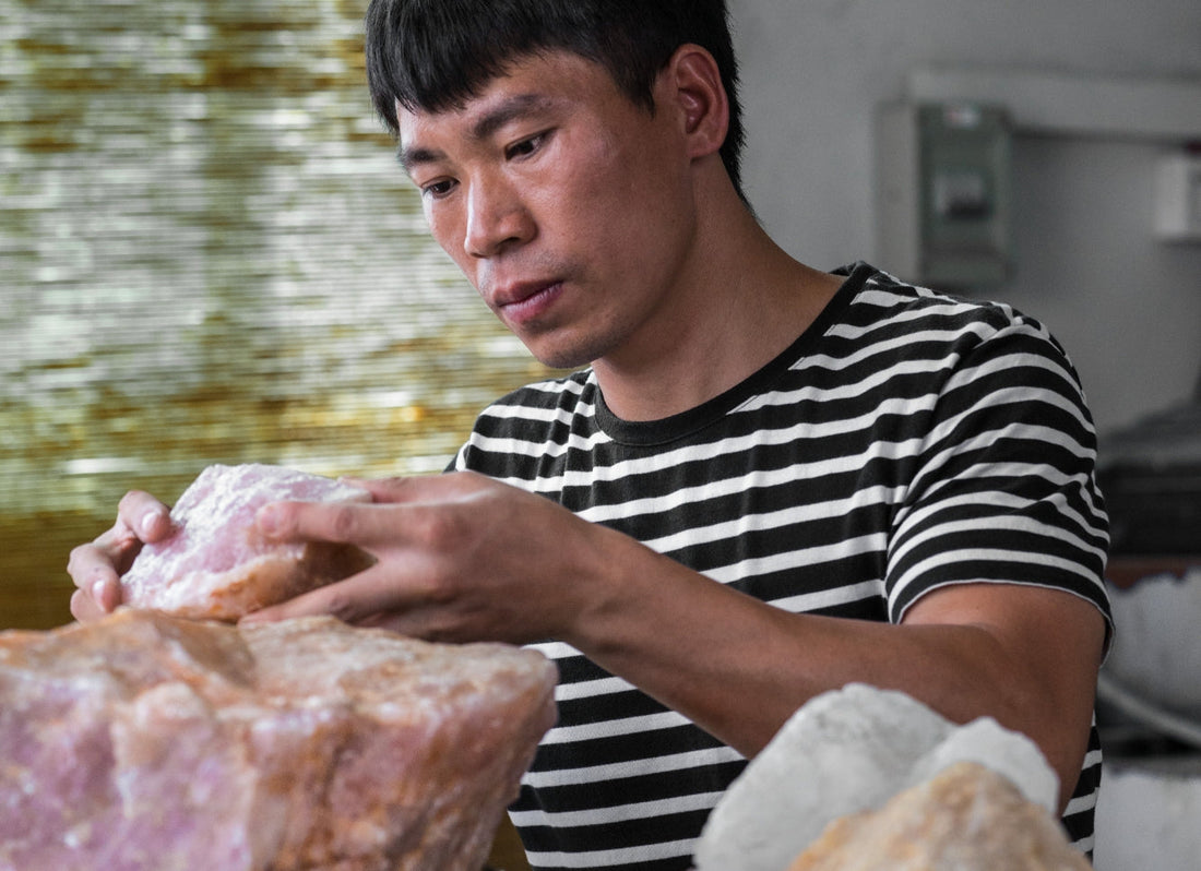 Wat is het verschil tussen natuurlijke en synthetische edelstenen?