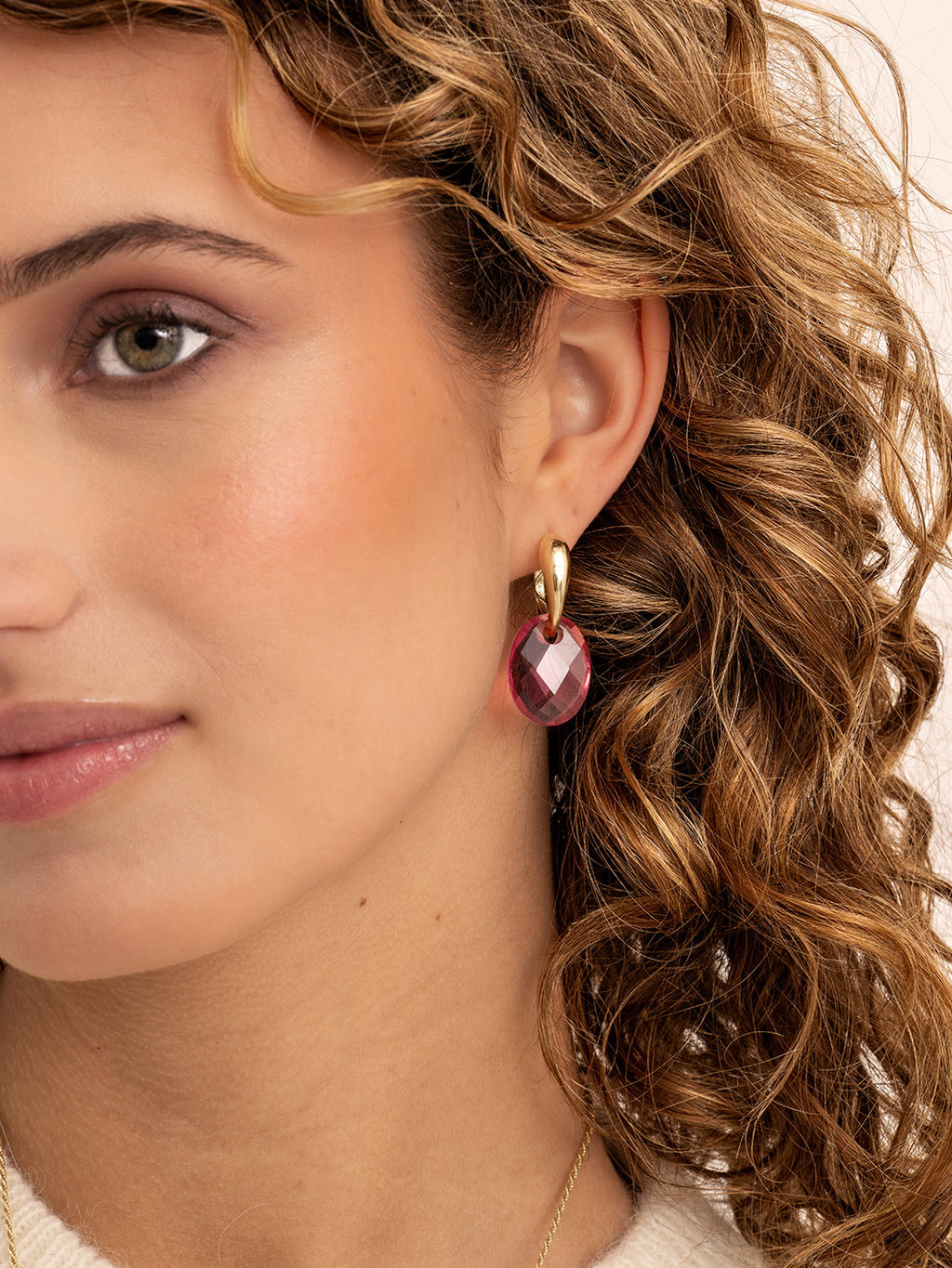 oorbel-edelstenen-medium-oval-fuchsia-quartz