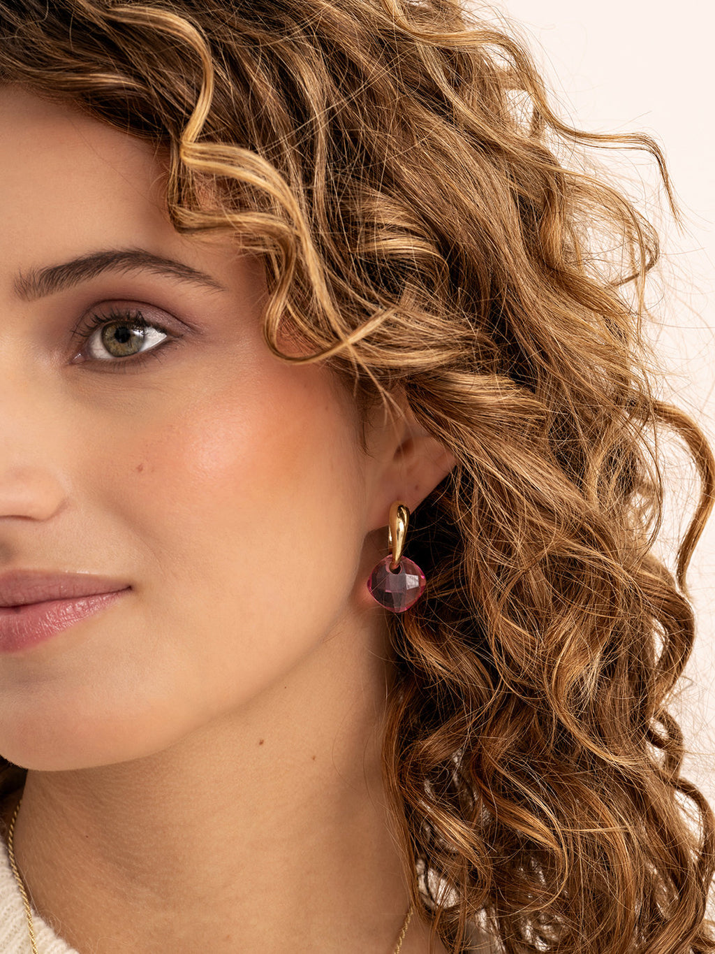 oorbel-edelstenen-cushion-cut-fuchsia-quartz