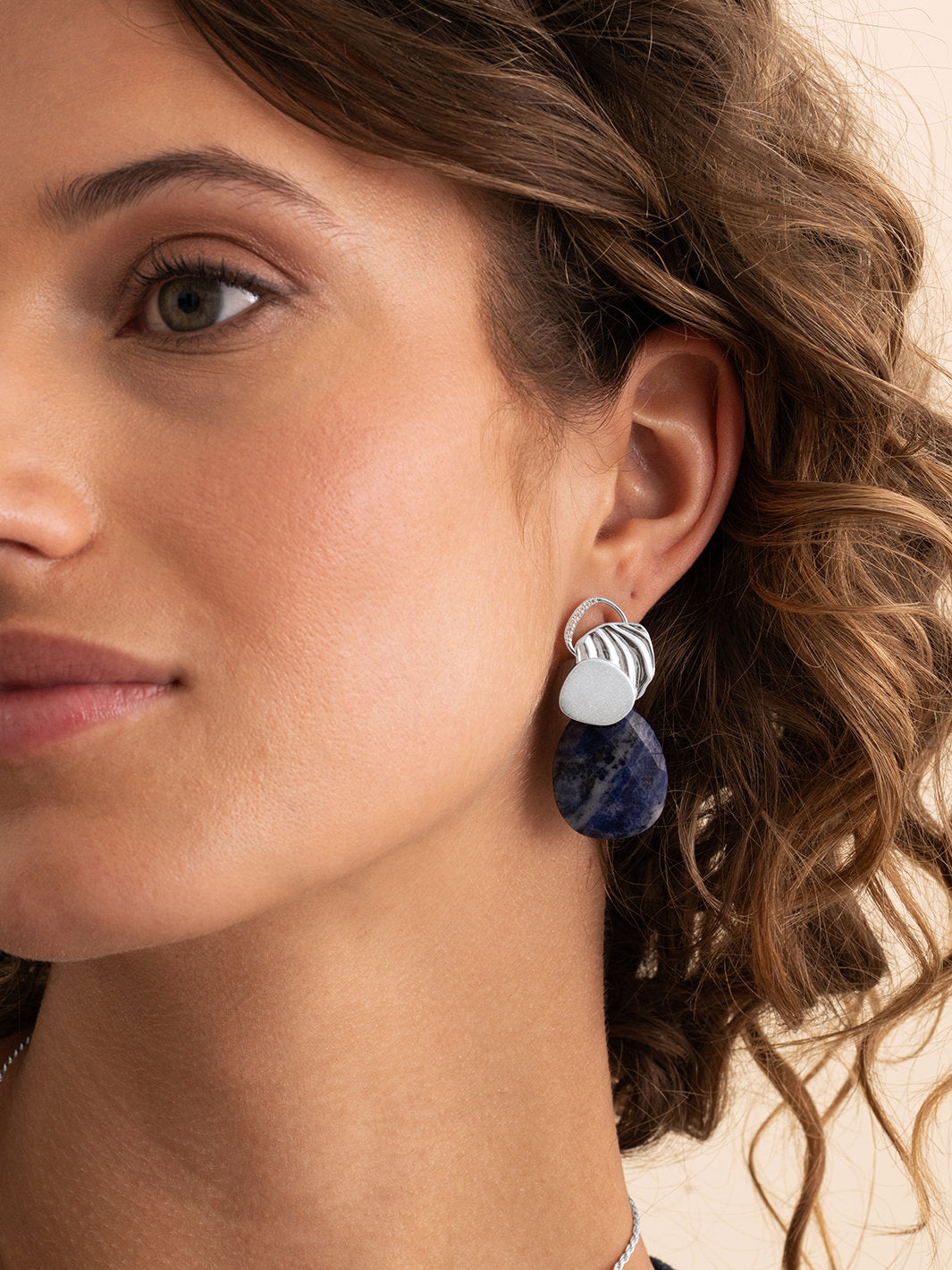 uneven-push-back-oorbellen-zirconia