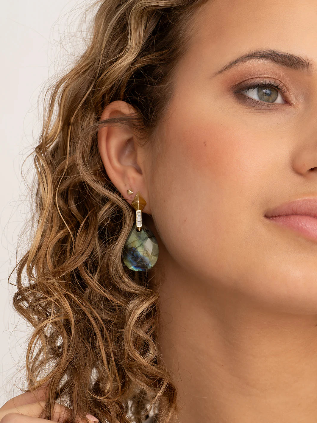 pyramid-edge-push-back-oorbellen-zirconia