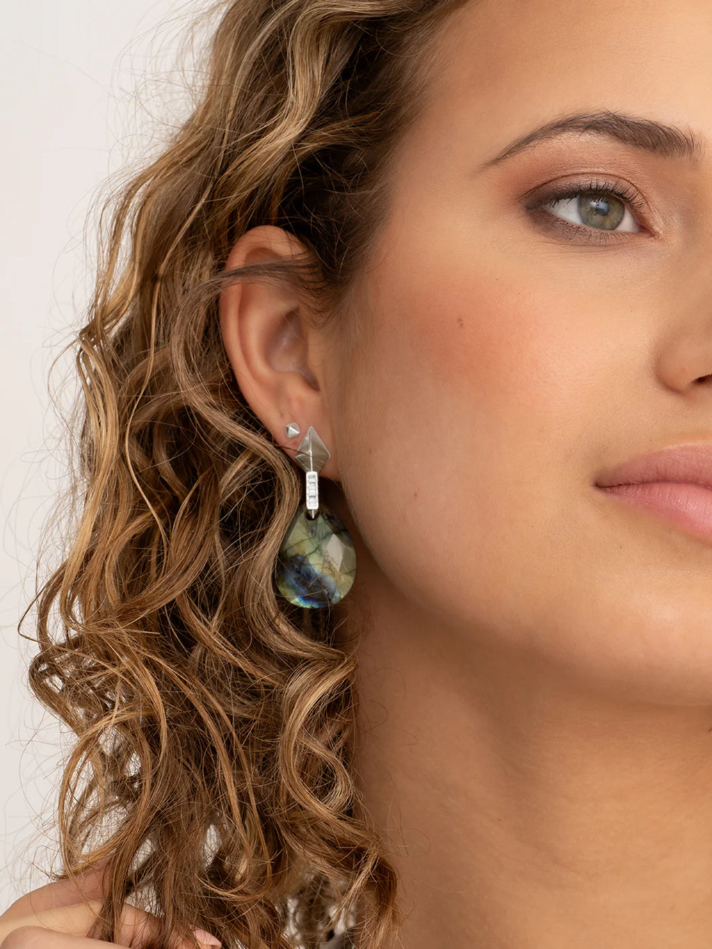 pyramid-edge-push-back-oorbellen-zirconia