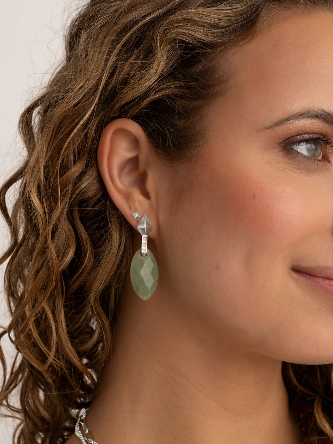 pyramid-edge-push-back-oorbellen-zirconia