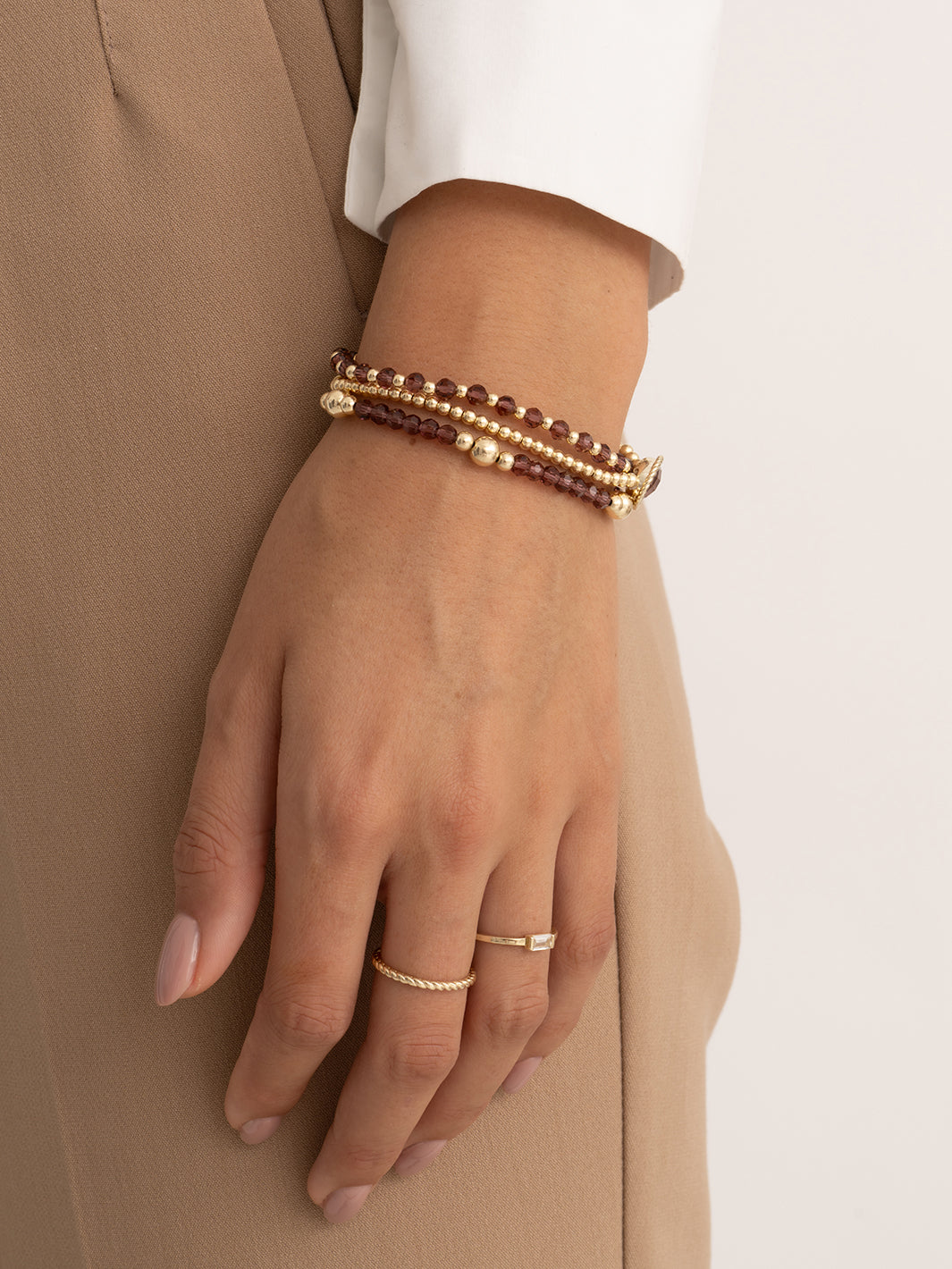 Aubergine Quartz Bold Mix Twist Armbänder Stapel | Gold -gelenkt