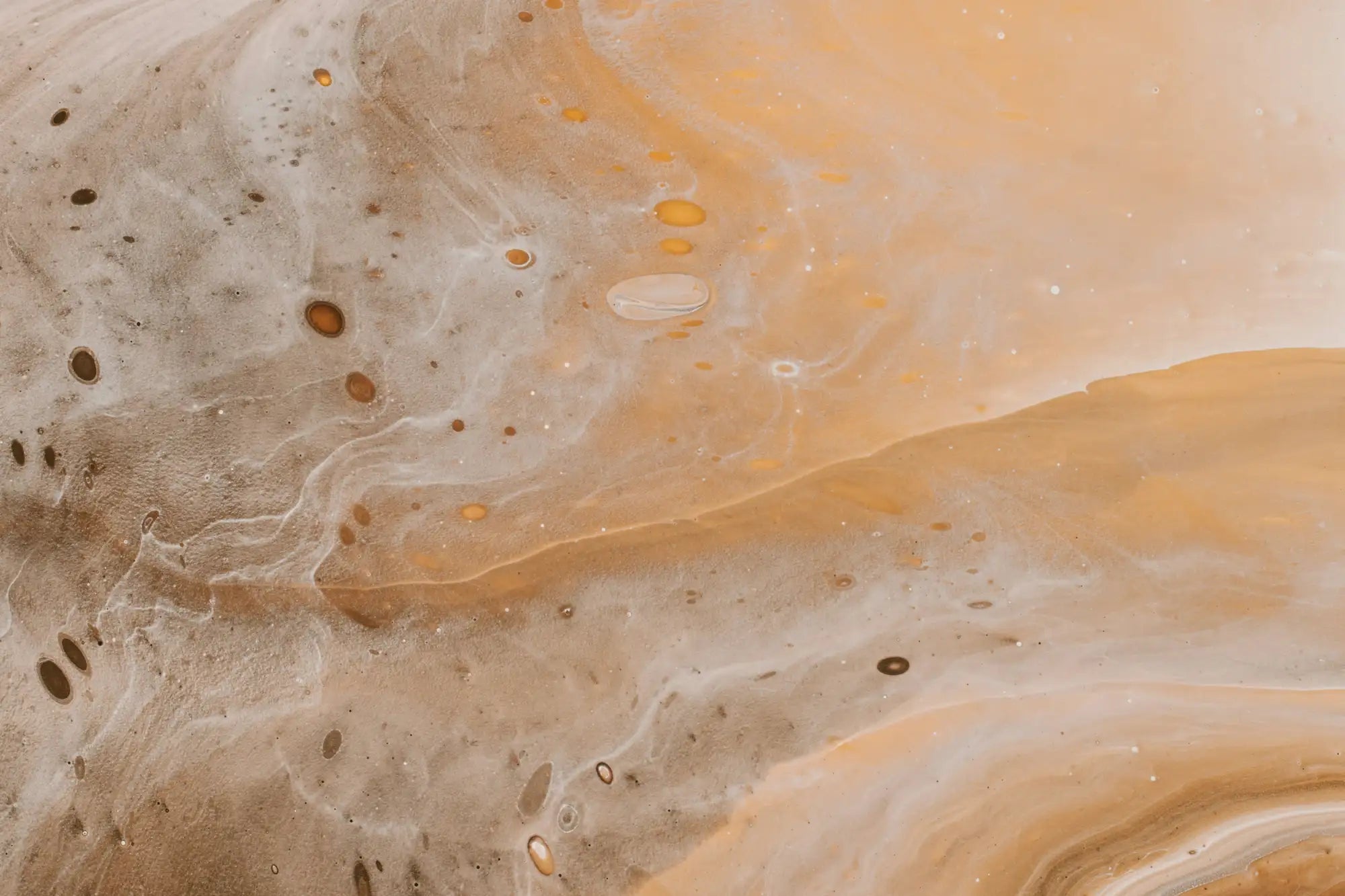 Abstract kunstwerk met wervelende gradiënten van warme beige, tan en zacht oranje met ingebedde donkere bruine ronde accenten.