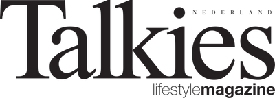 Donkergrijs 'talkies'-logo met een gestileerd, serif-lettertype en decoratieve stippen boven de letter 'i'.