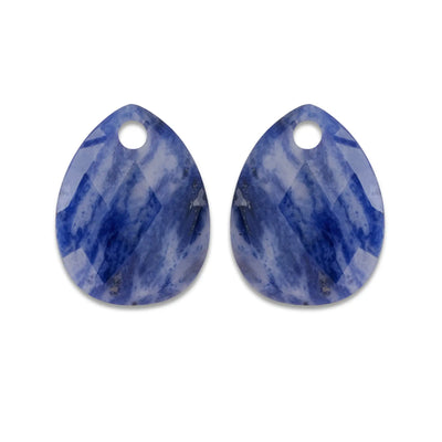 Druppelvormige blauwe kristallen hangers met gefacetteerde oppervlakken en een gat bovenaan.