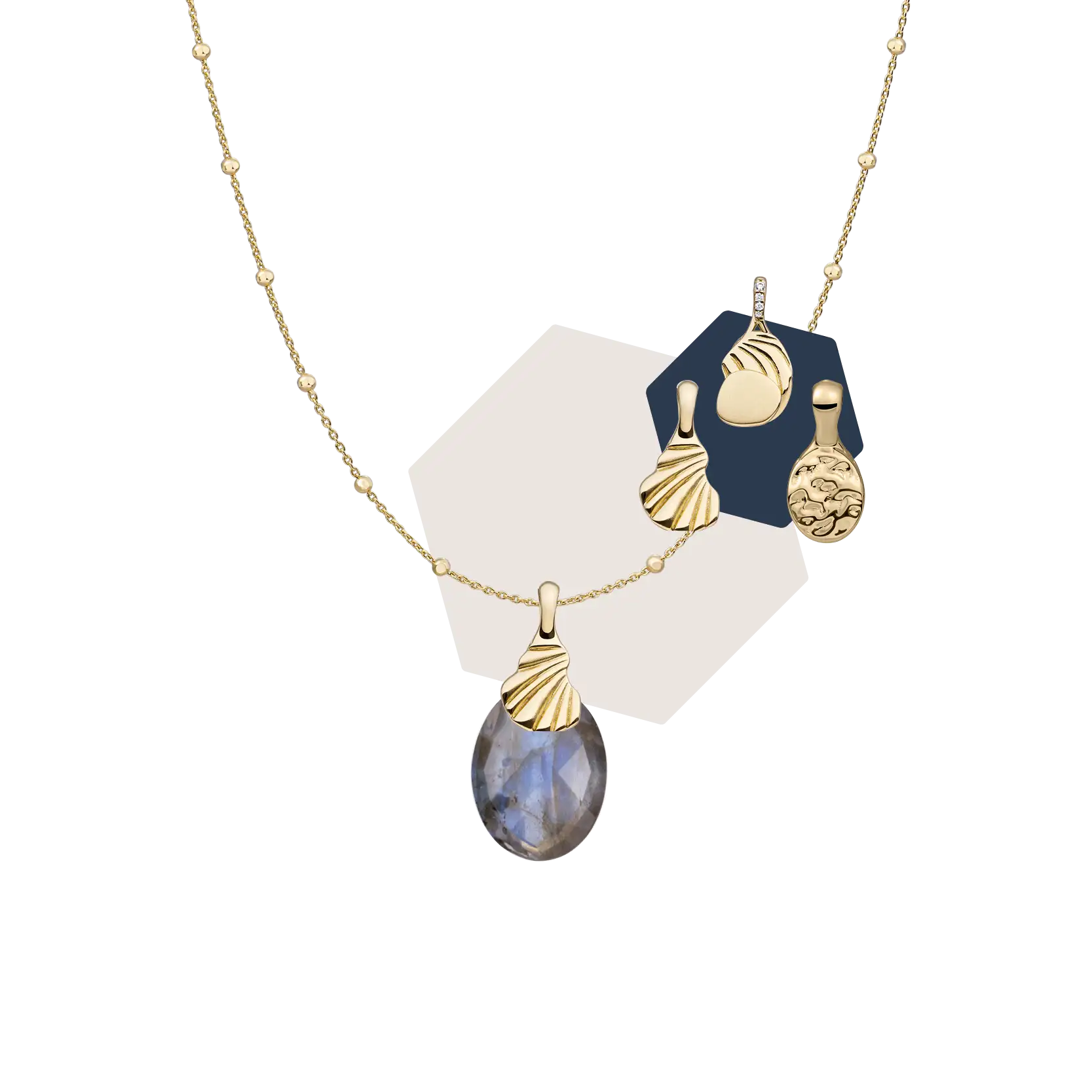 Elegante gouden ketting met een traanvormig labradoriet hangertje met gedetailleerde schelp-geïnspireerde versiering.