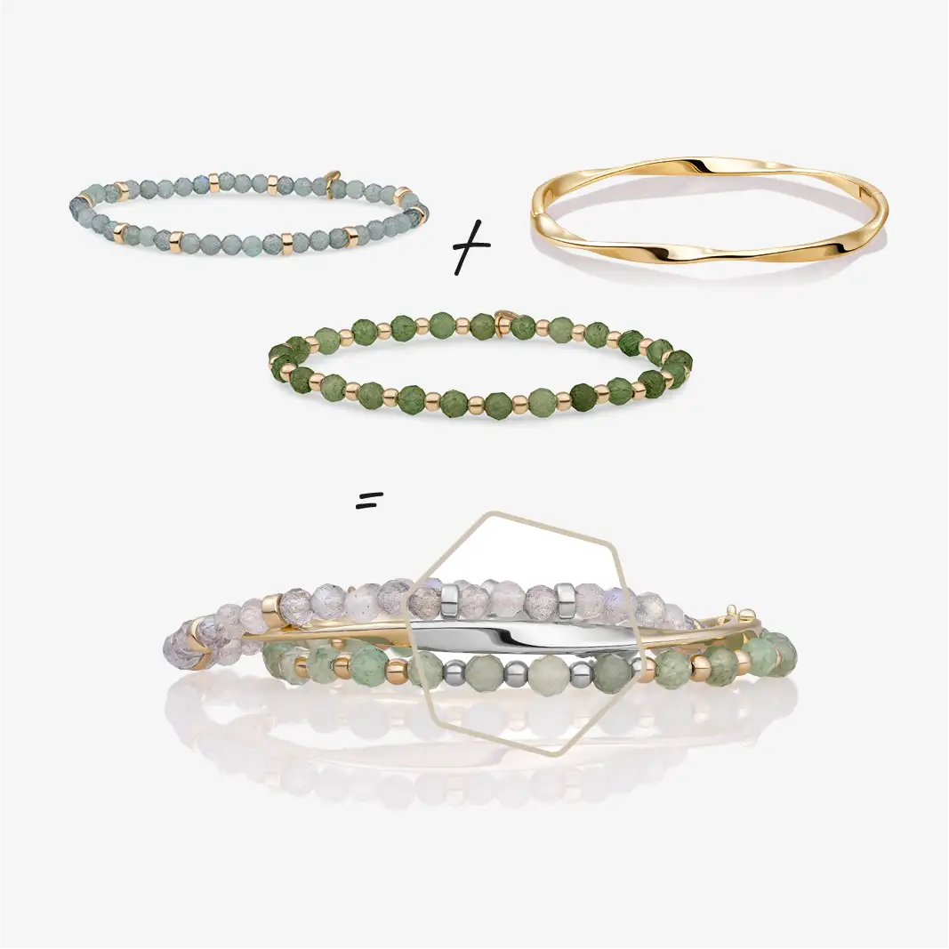 Een gelaagde armband met kralen, met een combinatie van lichtgroene, grijze en zilverkleurige kralen met goudkleurige accenten.