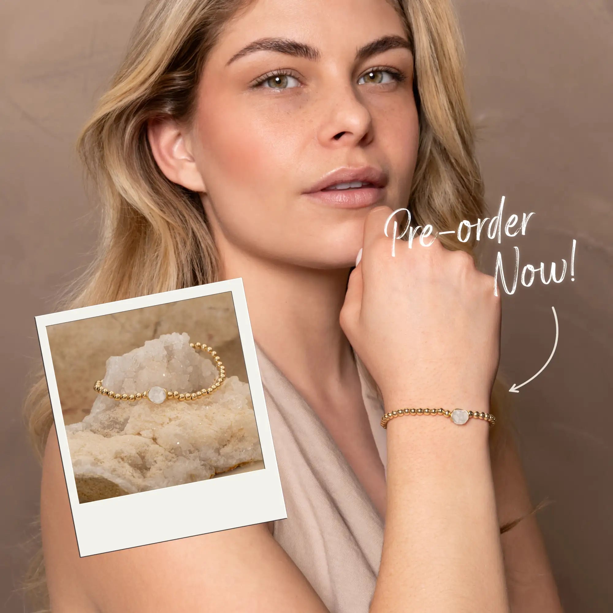 Gouden armband met kralen en een centrale witte maansteen als accent.