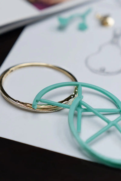 Goudkleurige armband met een getextureerd, gedraaid patroon.