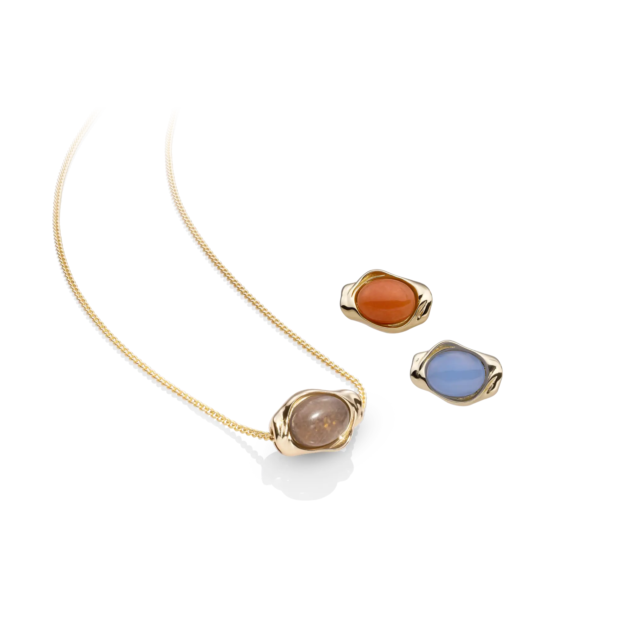 Goudkleurige ketting met een centraal ovaal hangertje met een doorschijnende, lichtbruine steen en twee bijpassende goudkleurige ringen met oranje- en blauwe stenen.