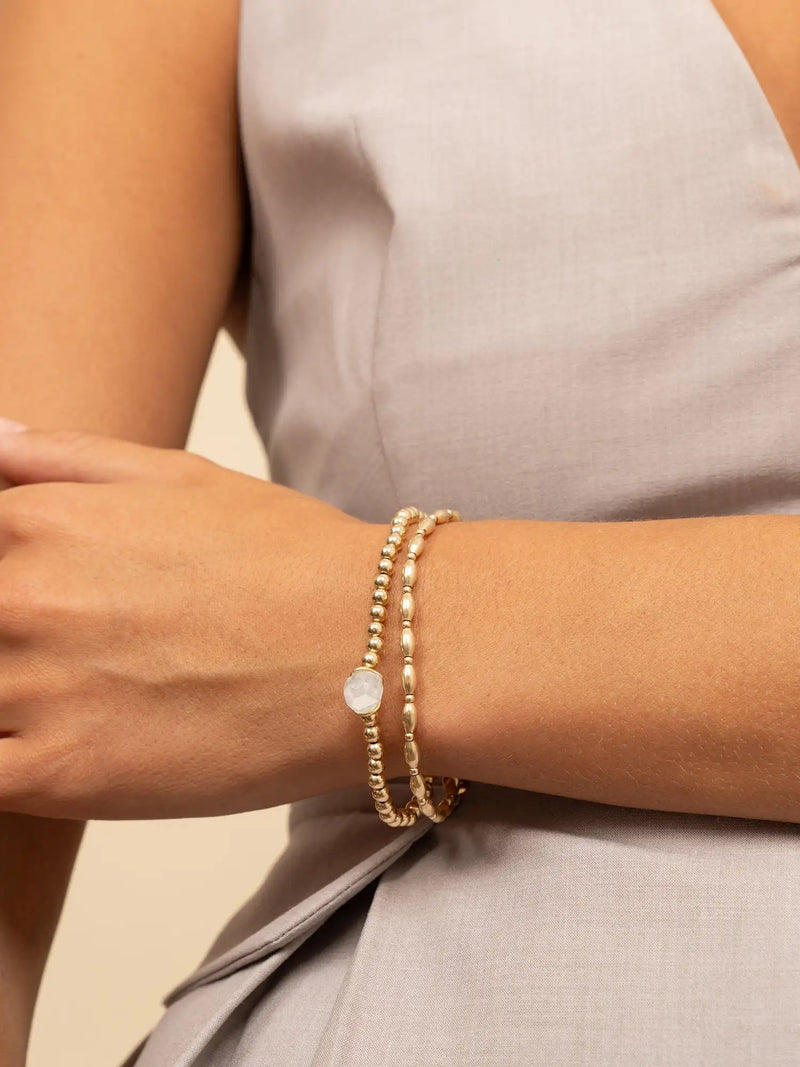 Goudkleurige kralenarmband met een centrale maansteenaccent.