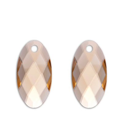 Een paar elegante, ovaalvormige kristallen hangers met een gefacetteerd ontwerp en warme amberkleur.