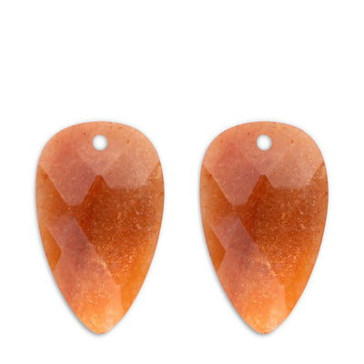 Paar perzik-oranje gefacetteerde druppelvormige edelsteen hangers met een geboord gat aan de bovenkant.