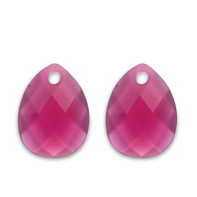 Paar roze gefacetteerde traanvormige kristallen hangers met een gat bovenaan.