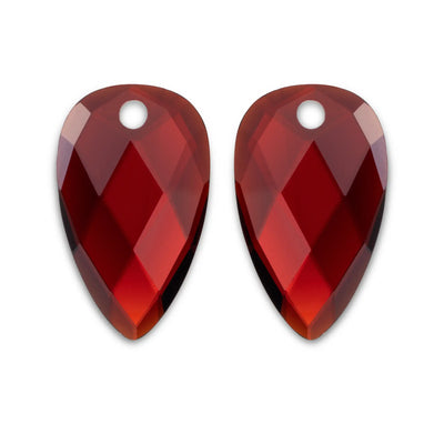 Twee diep rode, gefacetteerde traanvormige kristallen kralen met een gaatje bovenaan.