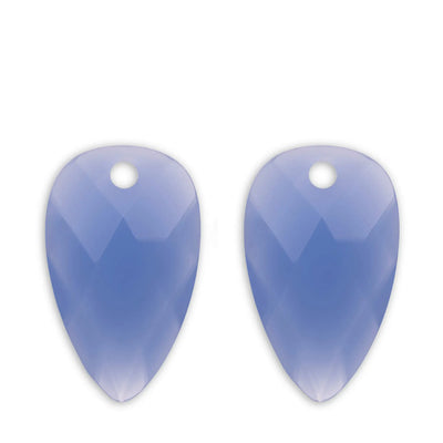 Twee doorschijnende lavendelblauwe traanvormige glaskralen met gefacetteerde oppervlakken en een gat aan de bovenkant.