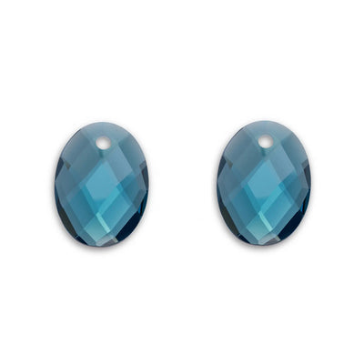 Twee ovaalvormige, gefacetteerde blauwe kristallen kralen met een gat bovenaan voor ophangen.