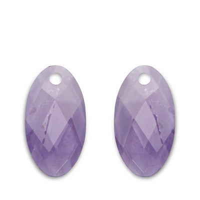 Twee ovaalvormige, gefacetteerde paarse kristallen kralen met een gat aan de bovenkant voor bevestiging.