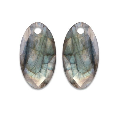 Twee ovaalvormige labradoriet edelsteen hangers, elk met een natuurlijke iriserende speelsheid van blauw en zilveren tinten met subtiele bruine adering.