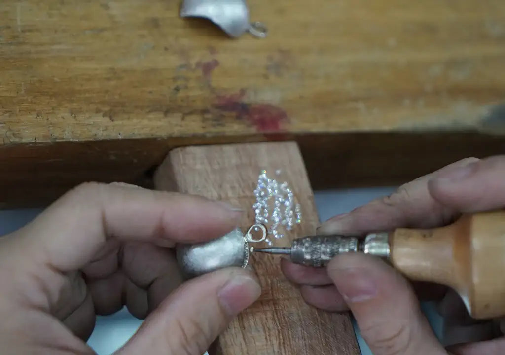 Zilveren hanger die wordt gemaakt met een juweliersgereedschap