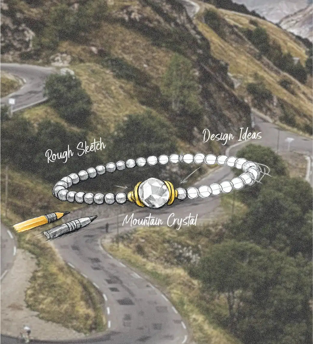 Een zilvergetinte kralenarmband met een centrale bergkristal accent en goudgetinte metalen wikkeling.