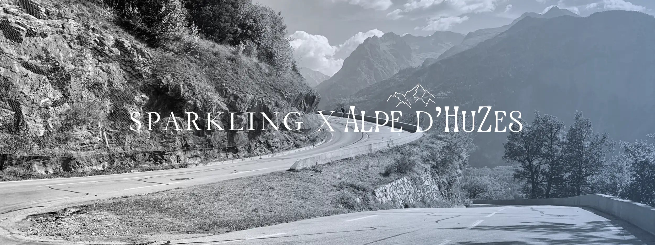 Zwart-wit promotionele banner voor sprankelende x Alpe d’Huez met een kronkelende bergweg.
