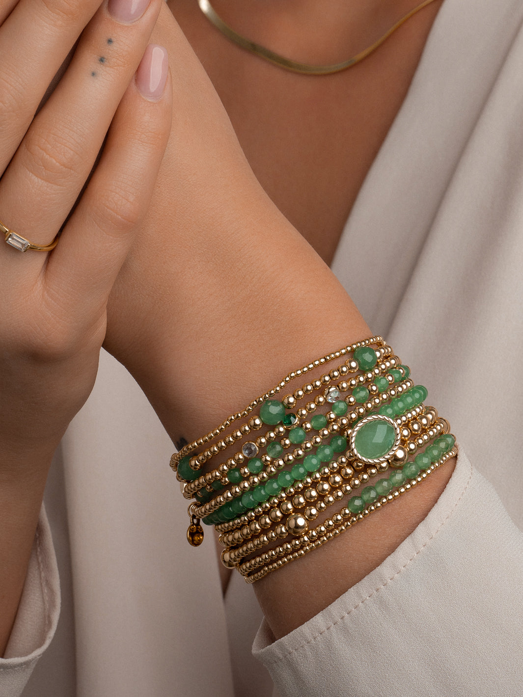 Gouden kralenarmbanden voor dames met edelstenen in de kleur groen #kleur_goud