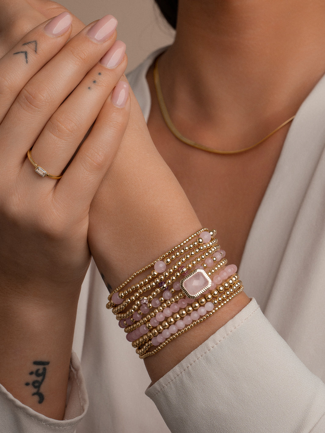 Goudkleurige kralenarmband voor dames met rose quartz edelstenen #kleur_goud