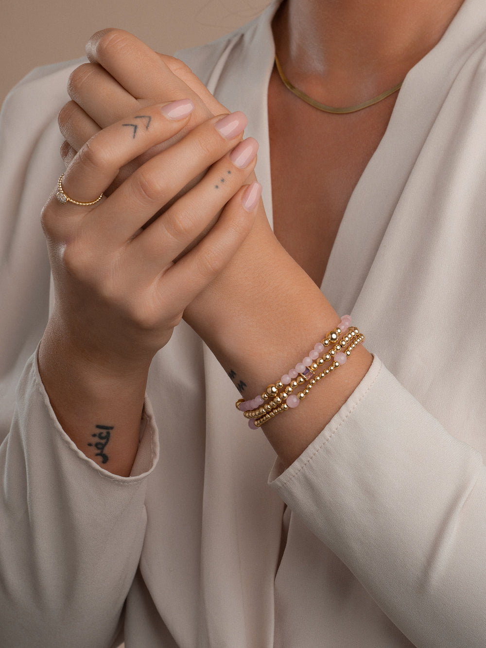 Dames armband in goudkleur met kralen en rose quartz edelstenen #kleur_goud