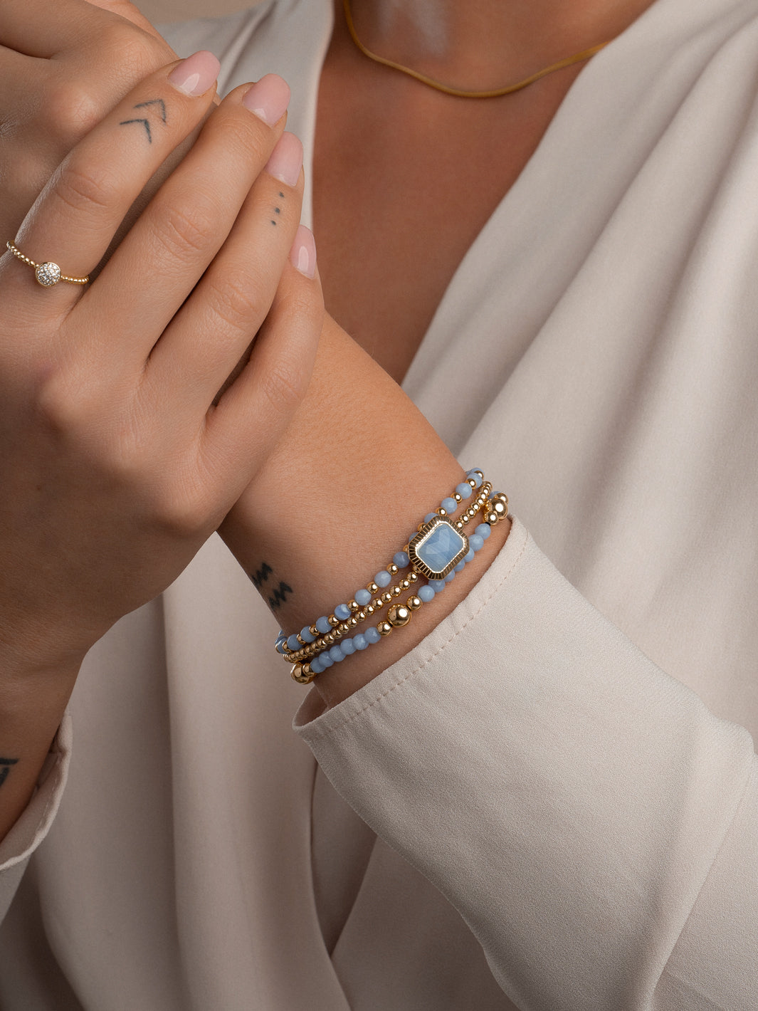 gouden kralenarmband met blauwe blue lace agate edelsteen #kleur_goud