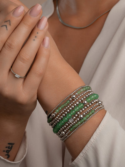 Elegante armbanden voor dames met groene aventurijn edelstenen afgewerkt met zilverkleurige kralen #kleur_zilver