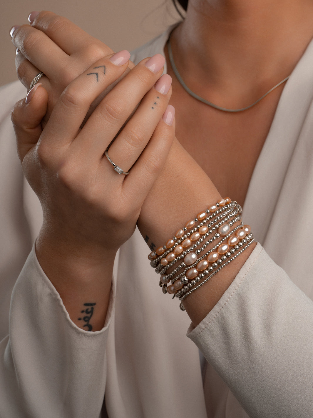 Armband die niet verkleurt met echte parels in perzik kleur #kleur_zilver