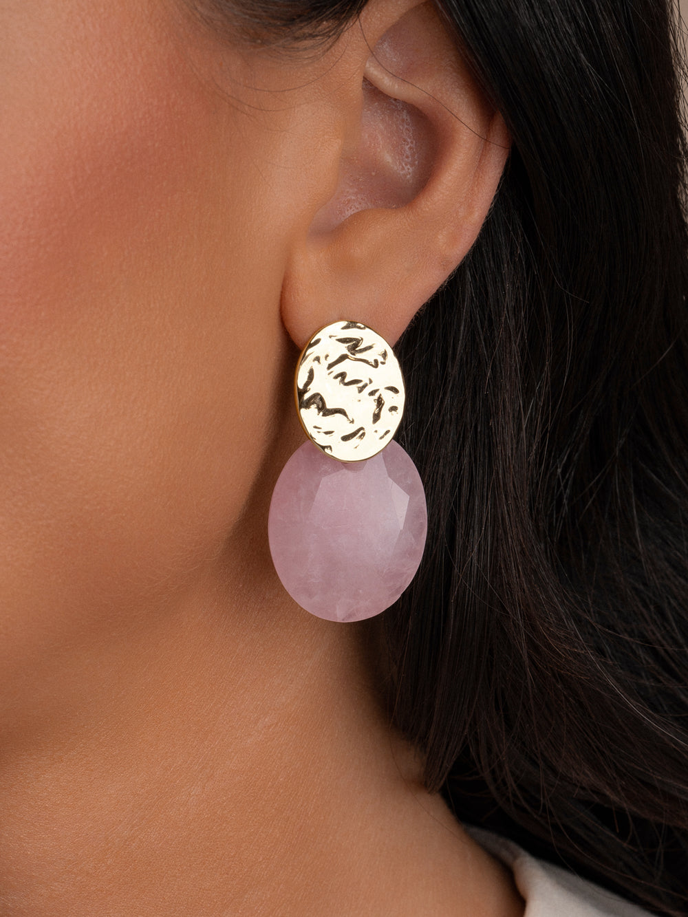 Zilveren oorbellen voor dames met rose quartz edelstenen en zilveren oorsteker