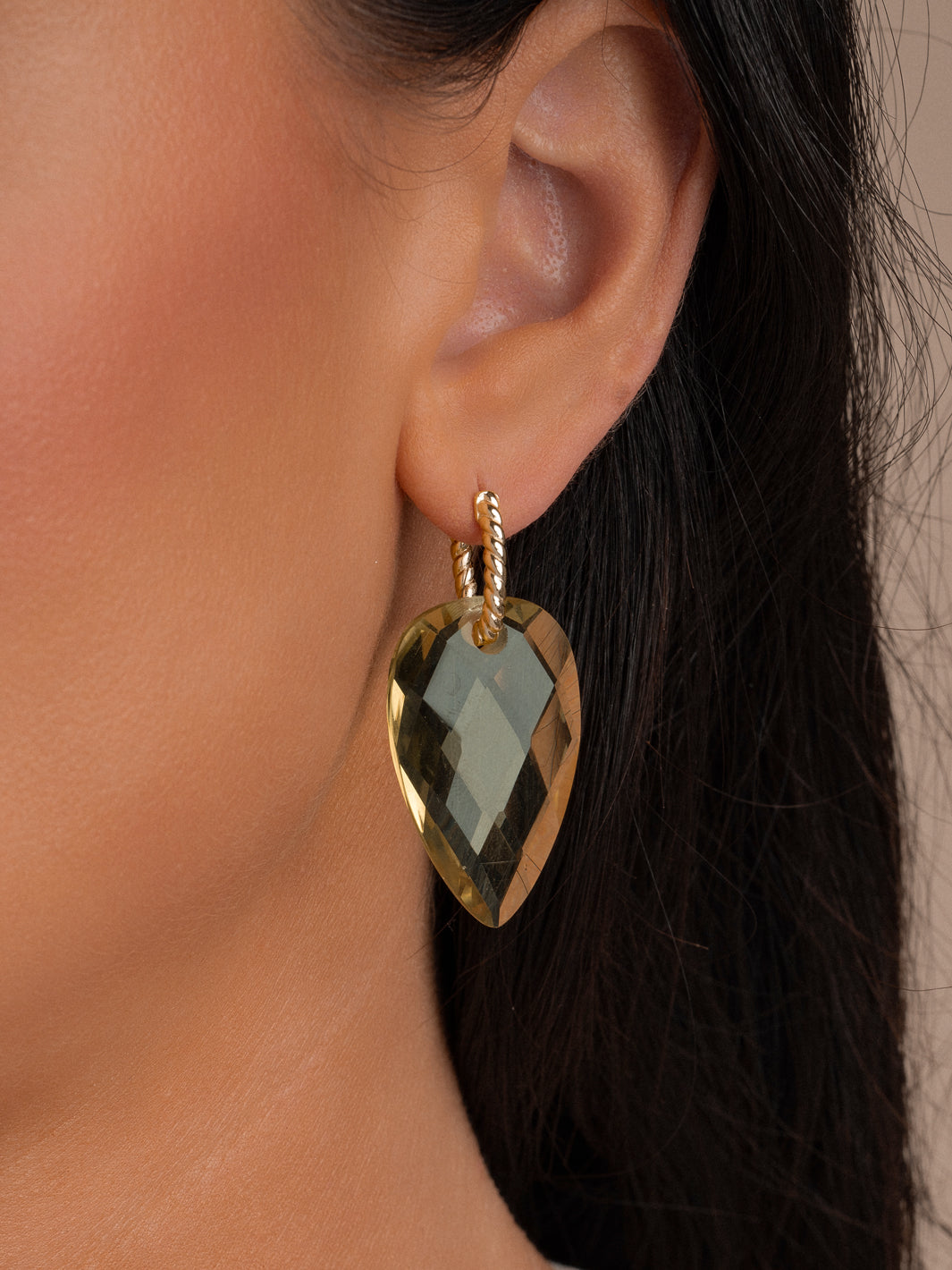Gouden oorhangers met lemon quartz edelstenen voor vrouwen