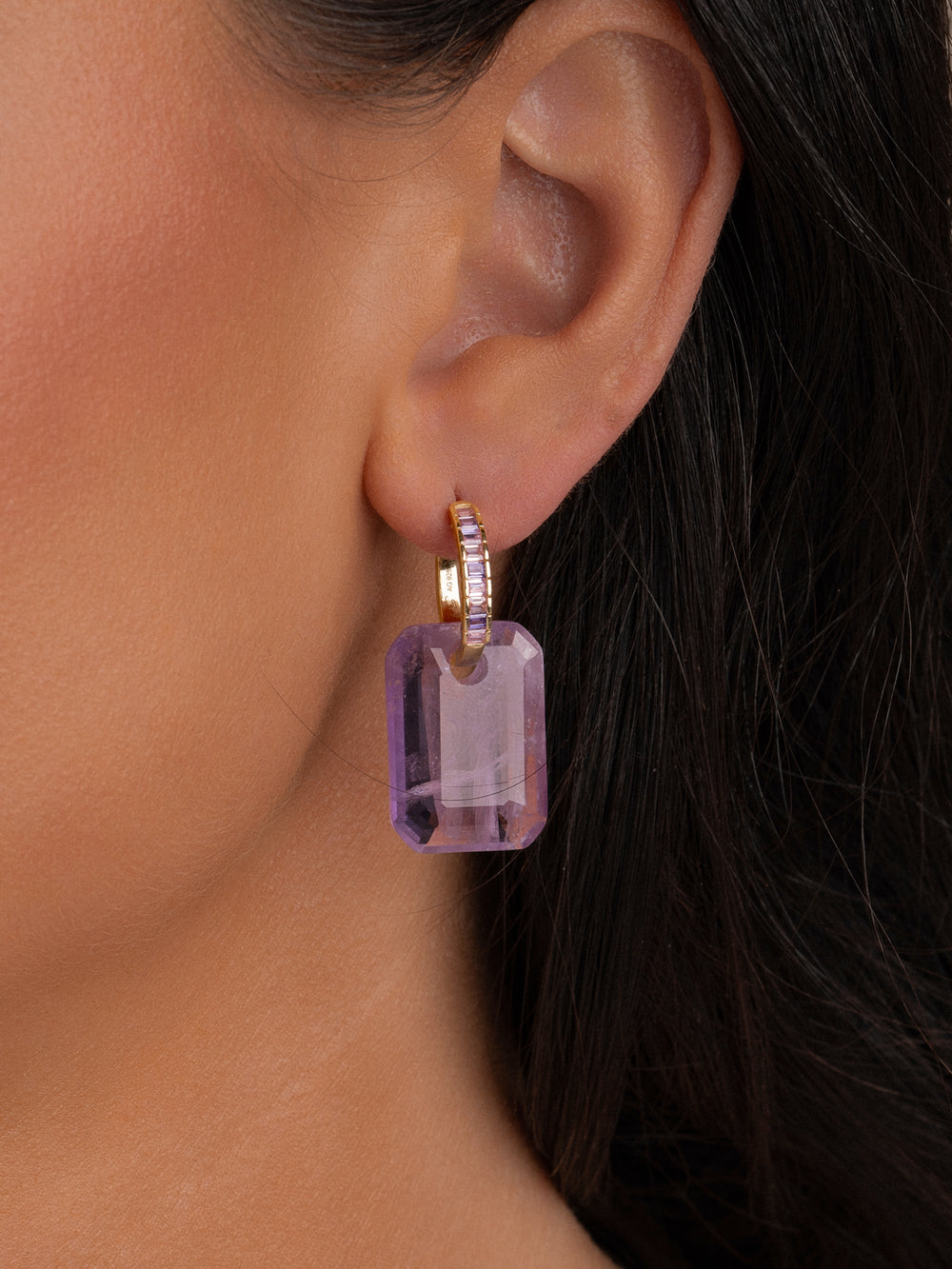 Model draagt gouden creolen met hangende Amethyst Baguette oorbel edelstenen van Sparkling - Mix & match met jouw favoriete edelstenen voor een unieke look!