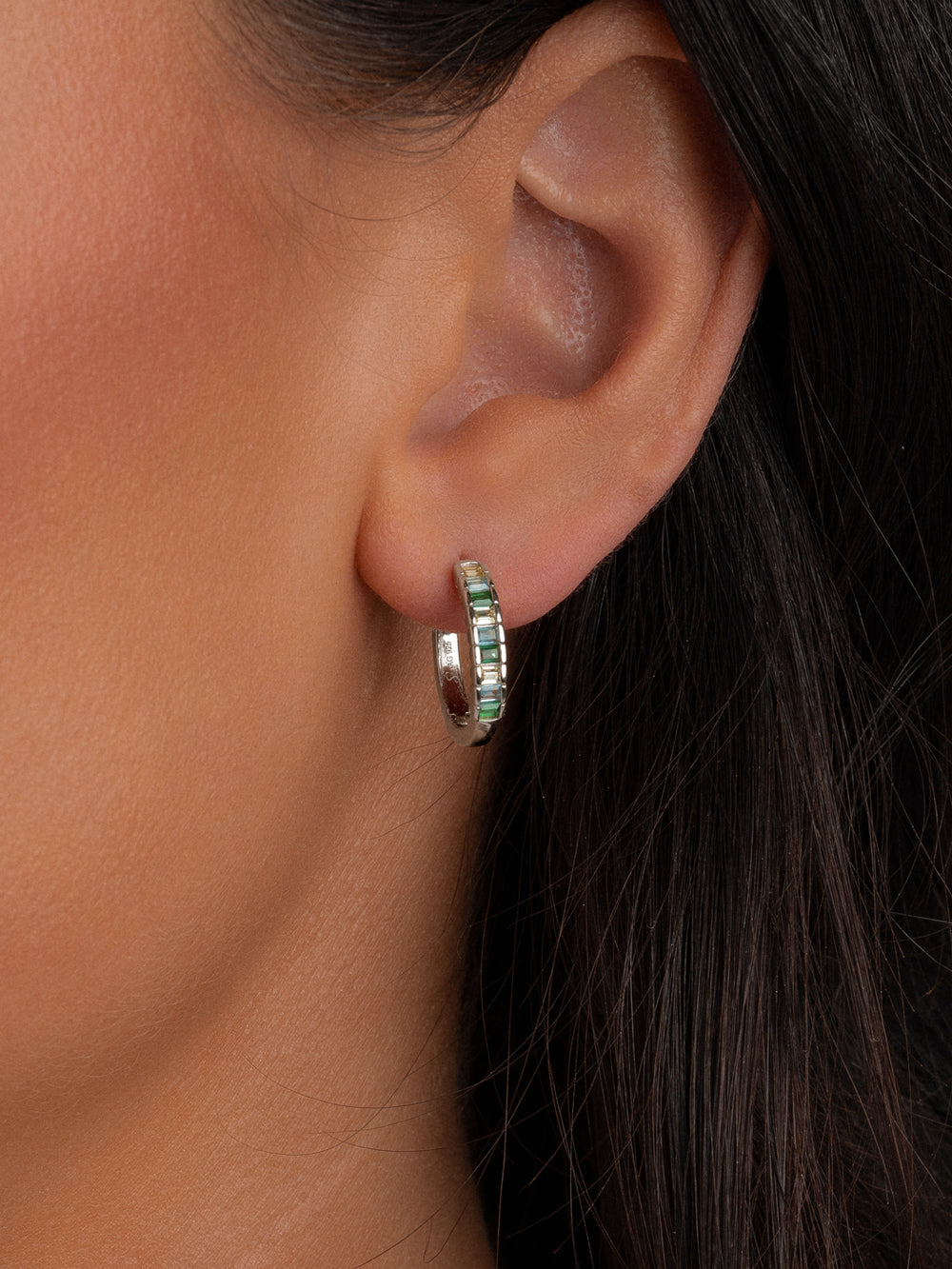 Zilveren oorhangers met groene steentjes 
