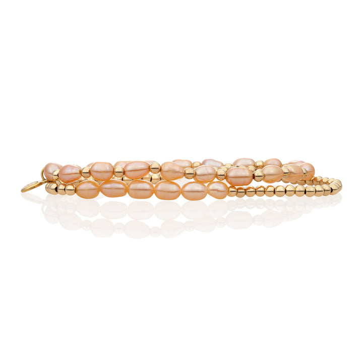 Peach pearl armbanden voor dames met goudkleurige accenten 