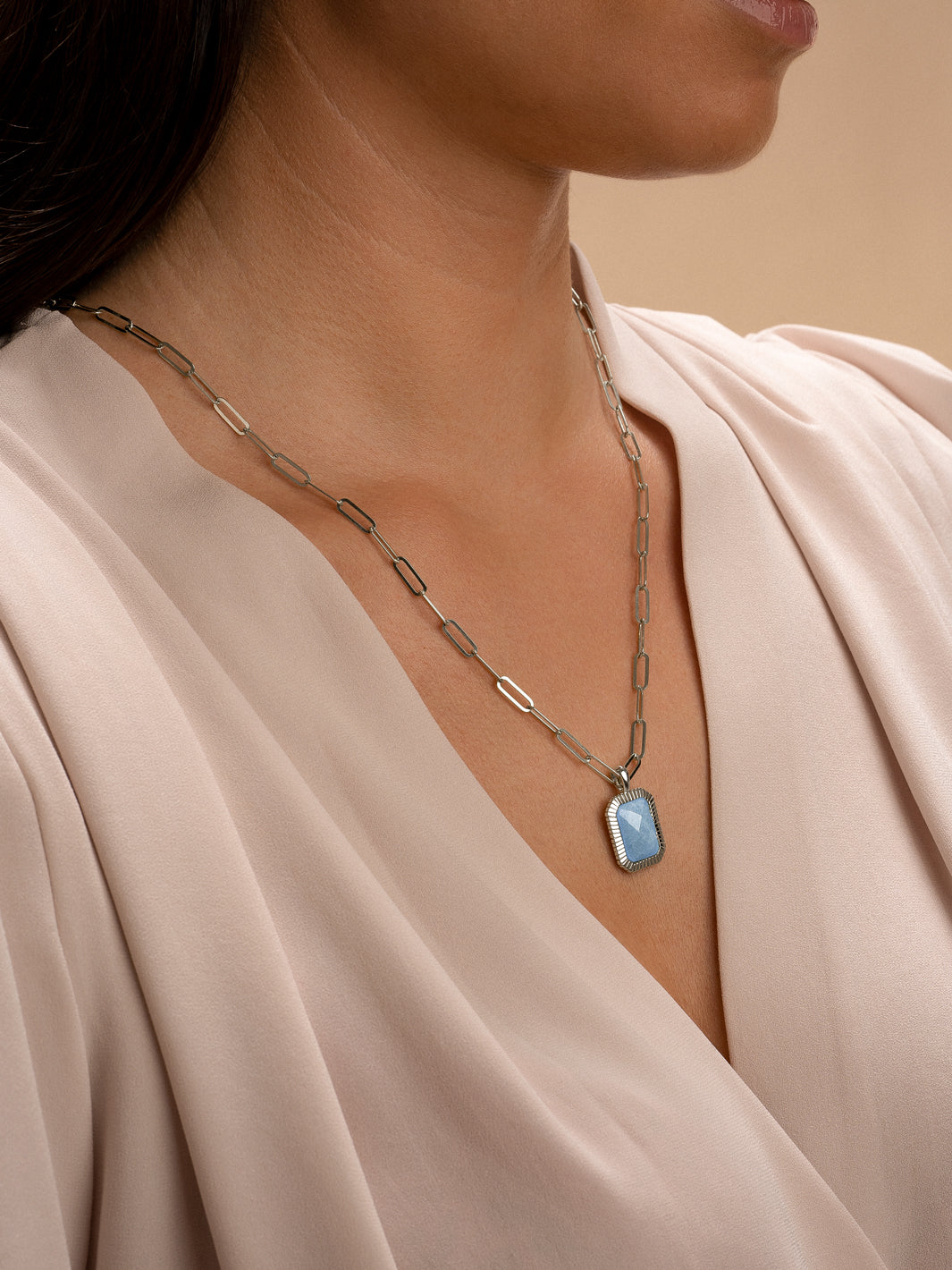 Vrouw met zilveren baguette pendant blue lace agate edelsteen aan paperclip schakelketting Sparkling 