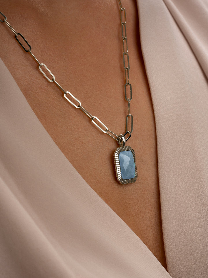 Blue Lace Agate pendant gedragen aan een zilveren paperclip schakelketting Sparkling Jewels #kleur_zilver
