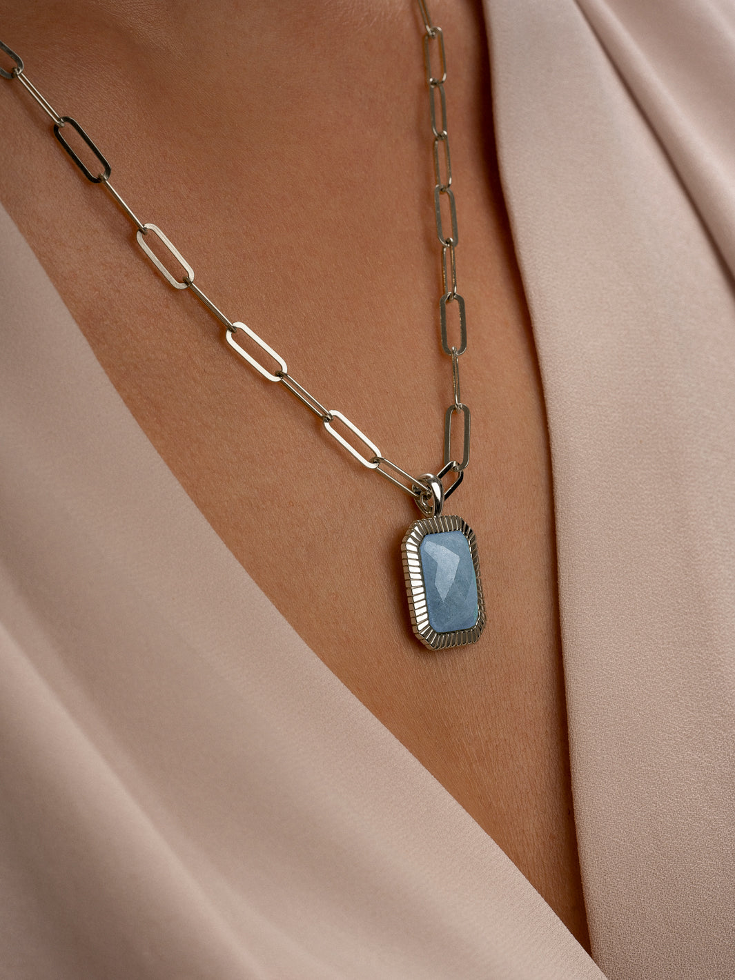 Blue Lace Agate pendant gedragen aan een zilveren paperclip schakelketting Sparkling Jewels 