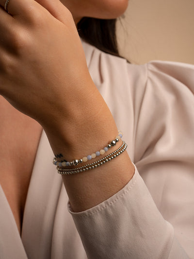 Zilveren armbanden stack gedragen om een vrouwen pols met beige agaat edelsteen en blue lace agaat #kleur_zilver
