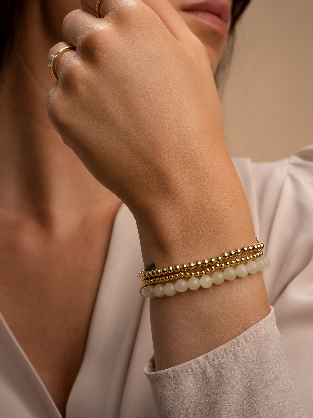 Pols met armbanden stack kleur beige agaat met gouden kralen #kleur_goud
