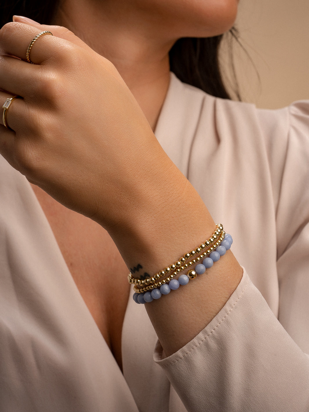 Dames pols met blue lace agaat armbanden van Sparkling Jewels #kleur_goud