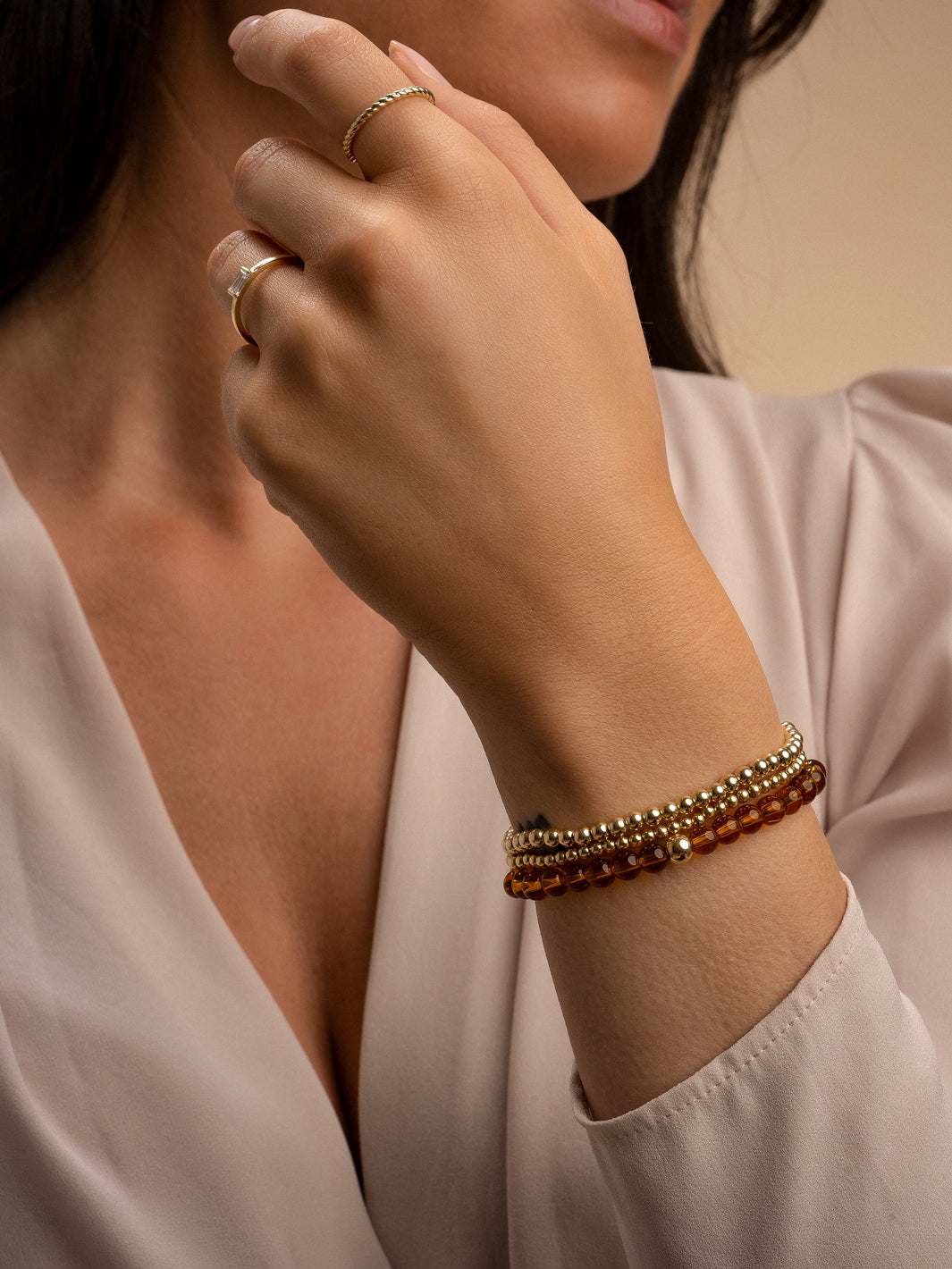 Sparkling Jewels model met meerdere armbanden in het Citrine Quartz en goud 6mm of de basics in het goud 3mm en 4mm #kleur_goud