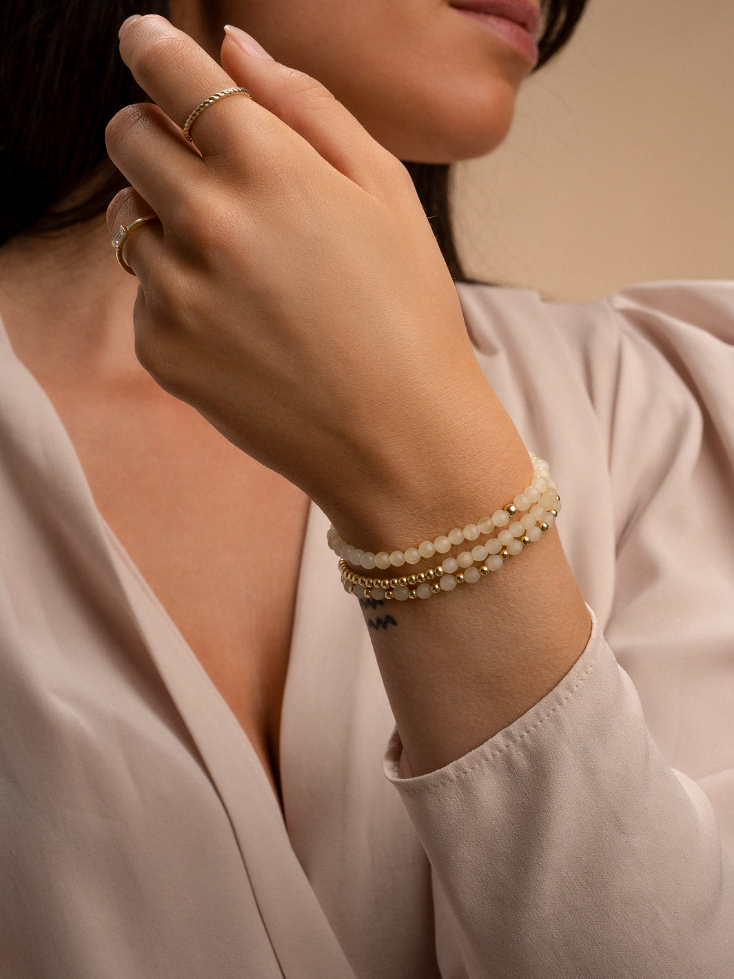 Armbanden stack om pols en een hand met gouden 9 karaat ringen Sparkling Jewels #kleur_goud
